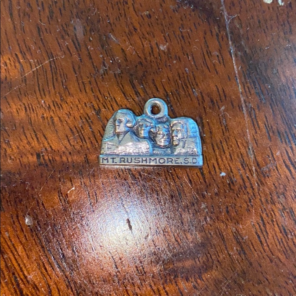 Real Solid Heavy Mount Rushmore Charm - image 1